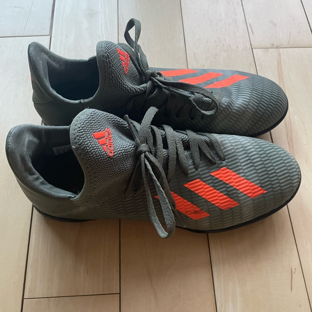 Soccer turf shoes